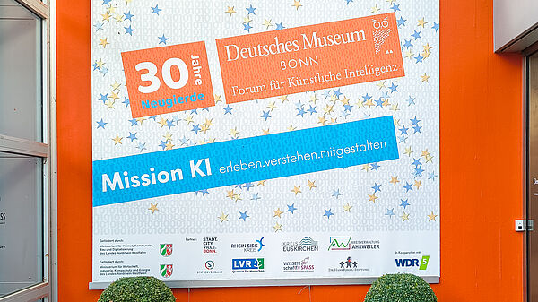„Mission KI – erleben.verstehen.mitgestalten“: Das Deutsche Museum Bonn widmet seine aktuelle Ausstellung der Künstlichen Intelligenz und ihren Auswirkungen auf Gesellschaft und Alltag.