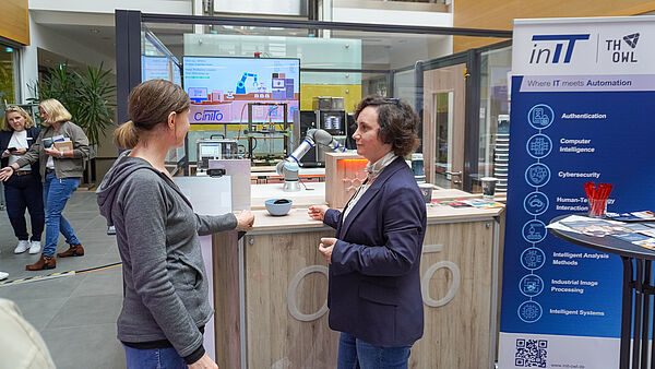 Natalia Moriz im Gespräch mit einer Besucherin bei SHEworks Lippe.
