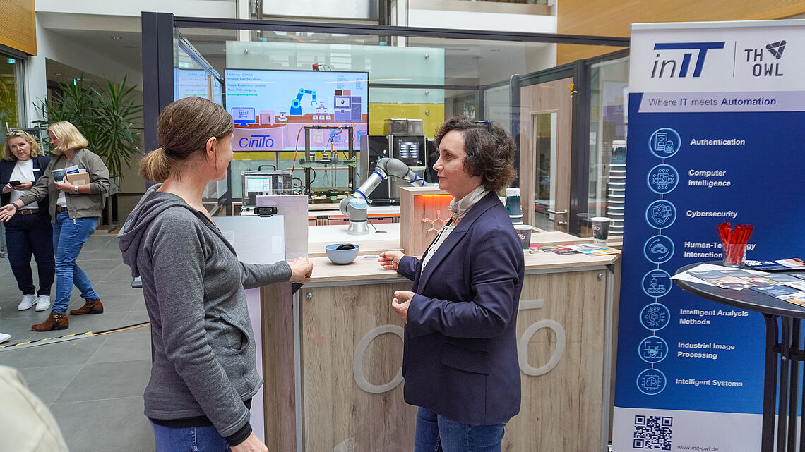 Natalia Moriz im Gespräch mit einer Besucherin bei SHEworks Lippe.