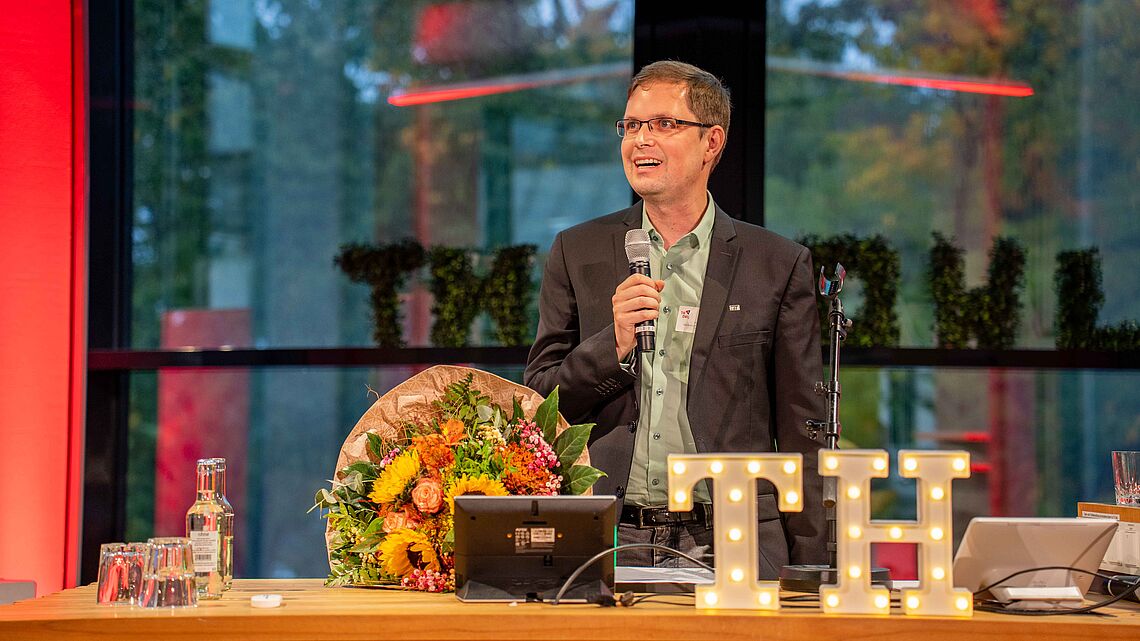 Prof. Dr. Markus Lange-Hegermann hält eine Rede