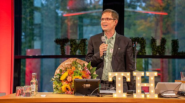 Prof. Dr. Markus Lange-Hegermann hält eine Rede