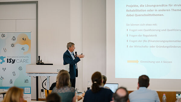 Prof. Dr. Volker Lohweg eröffnet den Projektblock der zweiten ISyCARE-Vollversammlung.
