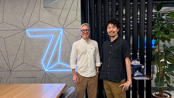 Professor Carsten Röcker und Dr. Yutaro Nemoto stehen gemeinsam an der Yokohama City University in Japan.