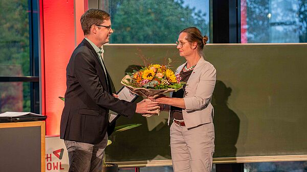 Prof. Dr. Yvonne-Christin Knepper-Bartel übergibt einen Preis an Prof. Dr. Markus Lange-Hegermann