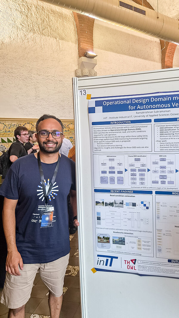 Ramakrishnan Subramanian steht neben seinem wissenschaftlichen Poster zum Operational Design Domain Monitoring für autonome Fahrzeuge.