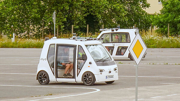 Ein autonomes NeMo-Fahrzeug fährt auf dem Testgelände während einer Demonstrationsfahrt.