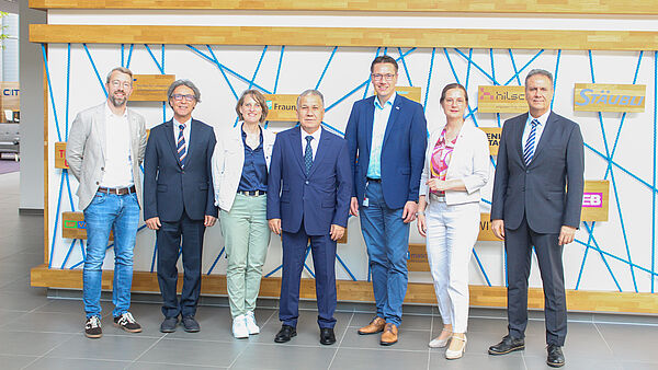 Florian Pethig, Prof. Dr. Ahmet Hakan Öztürk, Anja Moldehn, Prof. Dr. Erol Yasar, Prof. Dr. Henning Trsek, Prof. Dr. Yvonne-Christin Knepper-Bartel und Prof. Dr. Caner Özdemir stehen gemeinsam am Innovation Campus Lemgo.