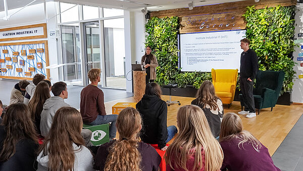 Schüler:innen aus Barntrup und Brüssel erhielten bei ihrem Besuch am inIT Einblicke in aktuelle Forschungsthemen.