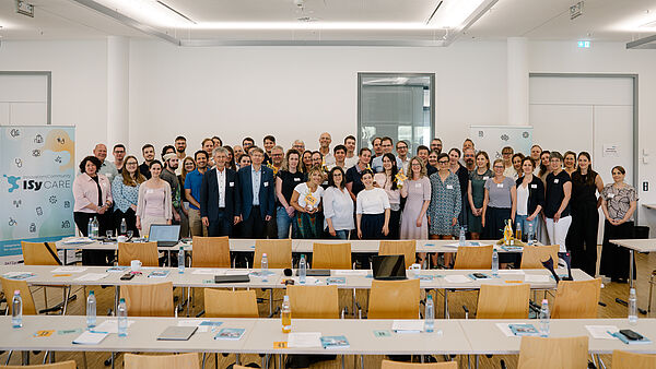 Teilnehmende der zweiten ISyCARE-Vollversammlung 2026 bei der Connext Communication GmbH in Paderborn.