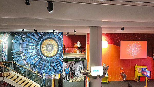 Einblick in die Ausstellung des Deutschen Museums Bonn: Mit „Mission KI“ macht das Museum Künstliche Intelligenz an verschiedenen interaktiven Stationen erfahrbar.