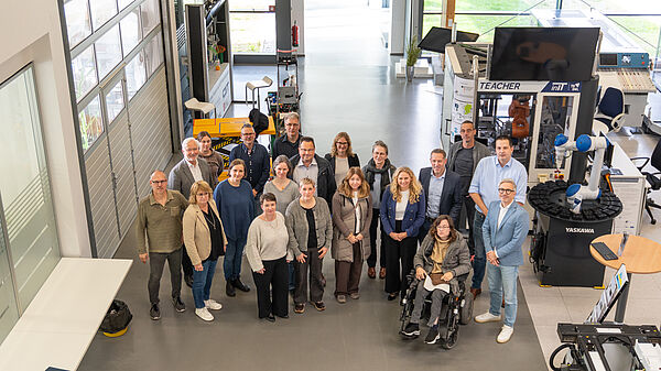 Die Teilnehmenden des EAA-Austauschtreffens in der SmartFactoryOWL.