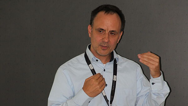 Sebastian Becker explains something