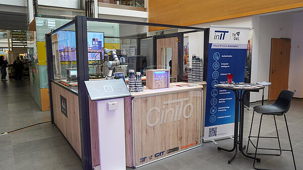 Forschung zum Anfassen: CinITo, der Roboter-Barista im CIIT, servierte bei SHEworks Lippe Kaffee direkt am inIT-Stand.
