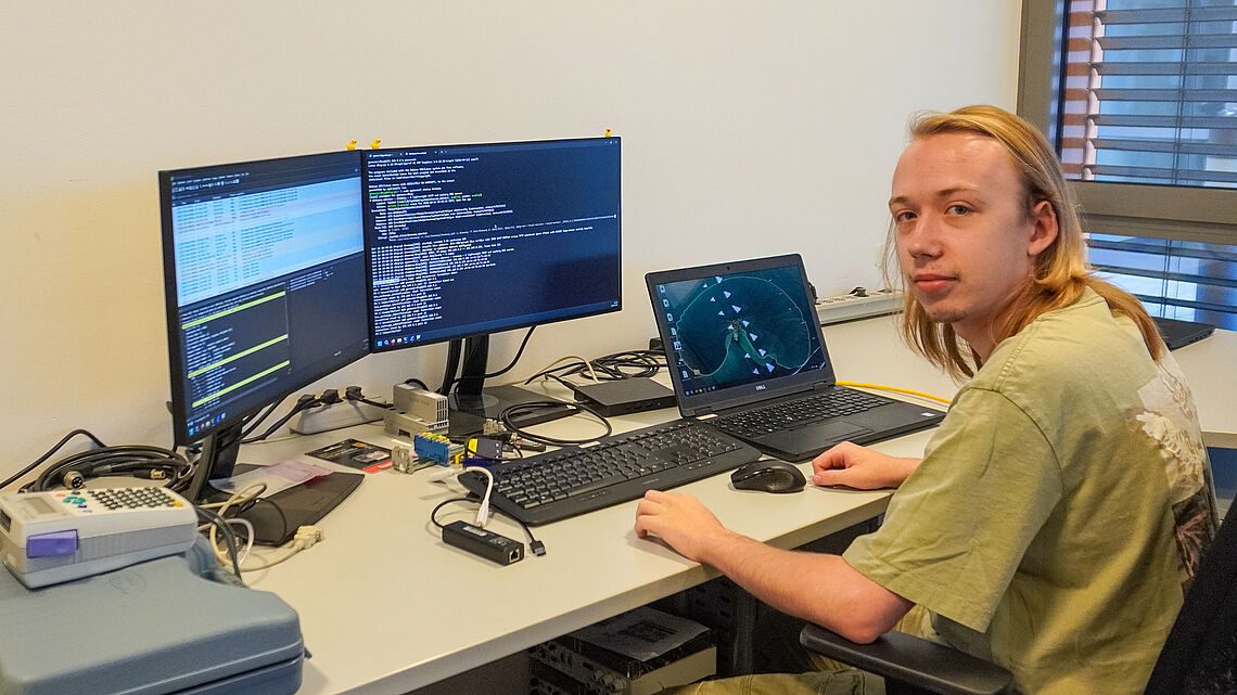 Marlon Marx bei seiner Arbeit am Genesis-Demonstrator mit Fokus auf Netzwerksicherheit.