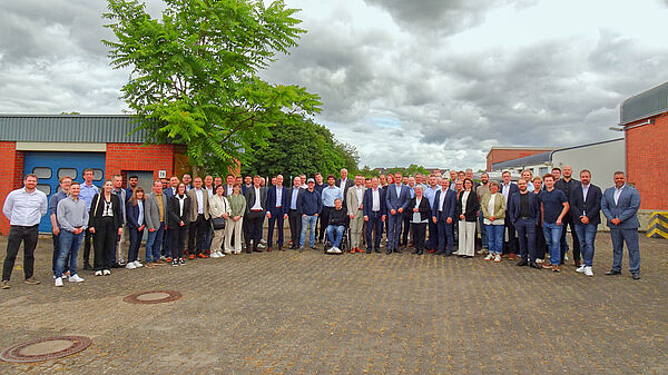 Gruppenfoto der Projektpartner des Verbundprojekts NeMo.bil bei der Abschlussveranstaltung in Paderborn.