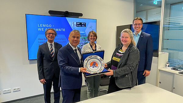 Von links: Prof. Dr. Ahmet Hakan Öztürk, Prof. Dr. Erol Yasar, Anja Moldehn, Dr. Sabine Brunklaus und Prof. Dr. Henning Trsek nach der Unterzeichnung des Memorandum of Understanding.