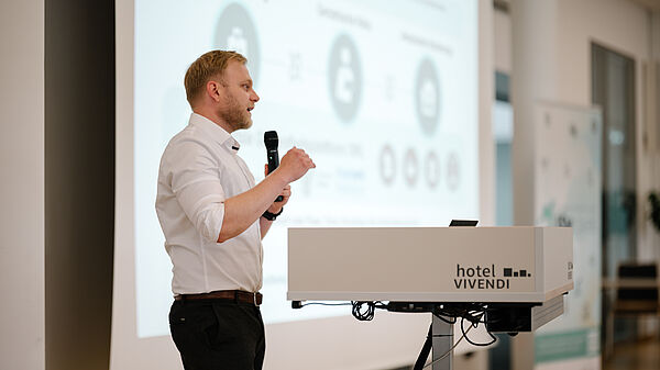 Nils Brinkmeyer während der Vorstellung des Projekts DiRePa bei der ISyCARE-Vollversammlung.