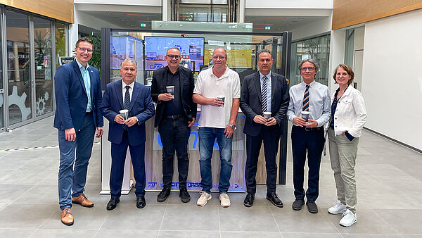 Von links: Prof. Dr. Henning Trsek, Prof. Dr. Erol Yasar, Markus Baier, Hans Joachim Gödeke, Prof. Dr. Caner Özdemir, Prof. Dr. Ahmet Hakan Öztürk und Anja Moldehn beim Austausch am Innovation Campus Lemgo.