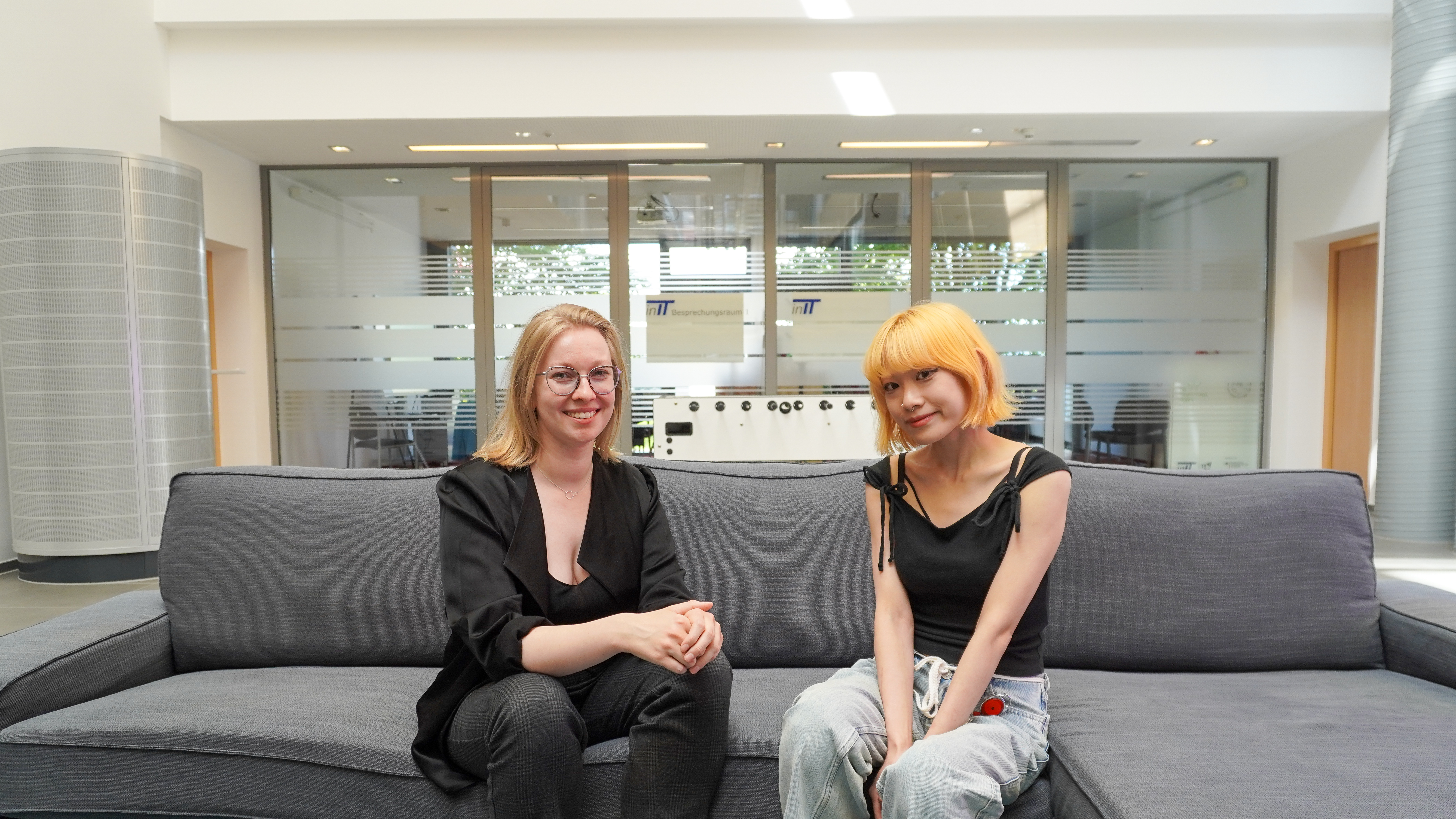 Eileen Wemmer und Houzhi Ke forschen gemeinsam am inIT zu Human-AI Interaction und der Rolle menschlicher Anstrengung in technologischen Anwendungen.