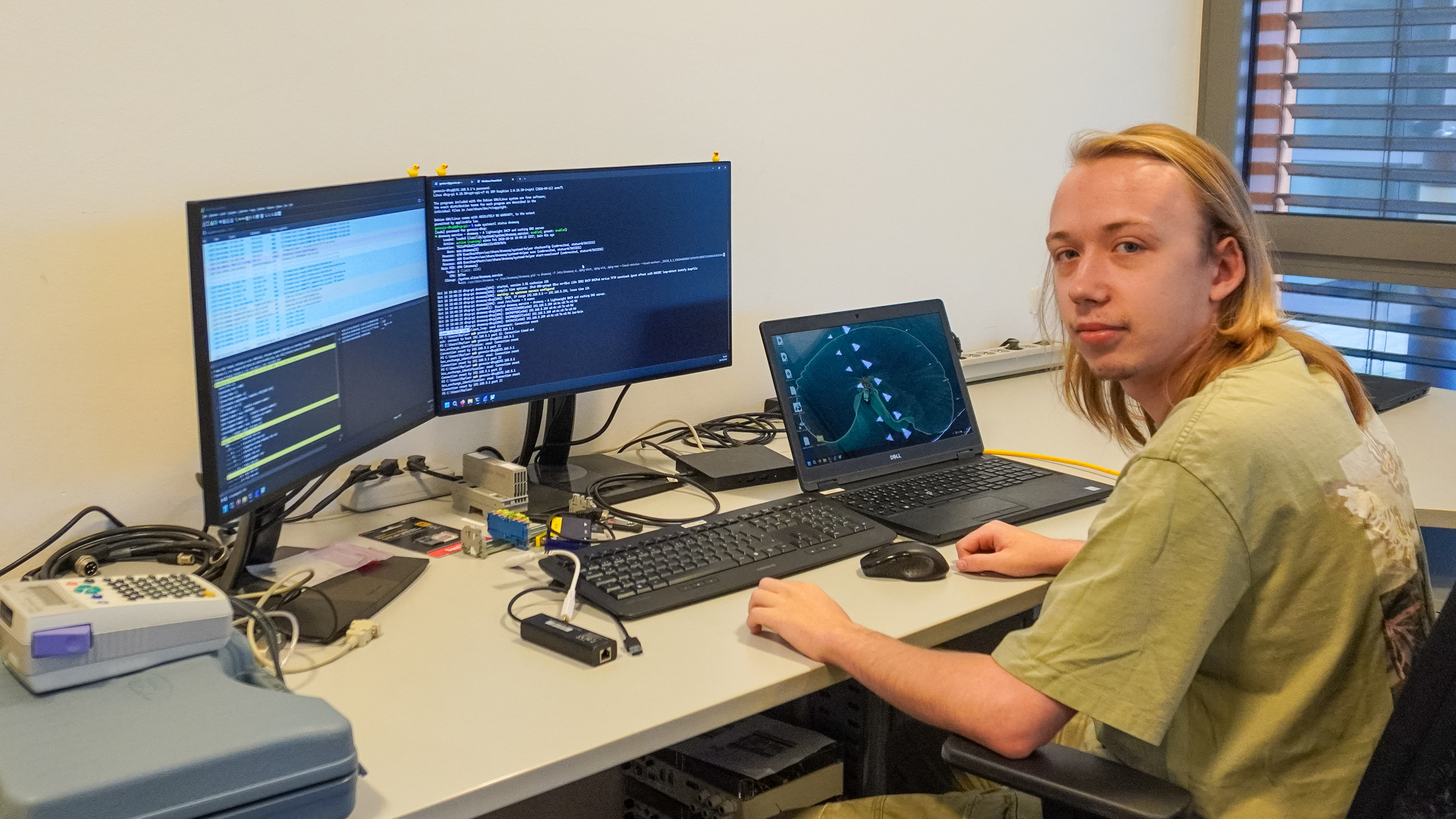 Marlon Marx bei seiner Arbeit am Genesis-Demonstrator mit Fokus auf Netzwerksicherheit.