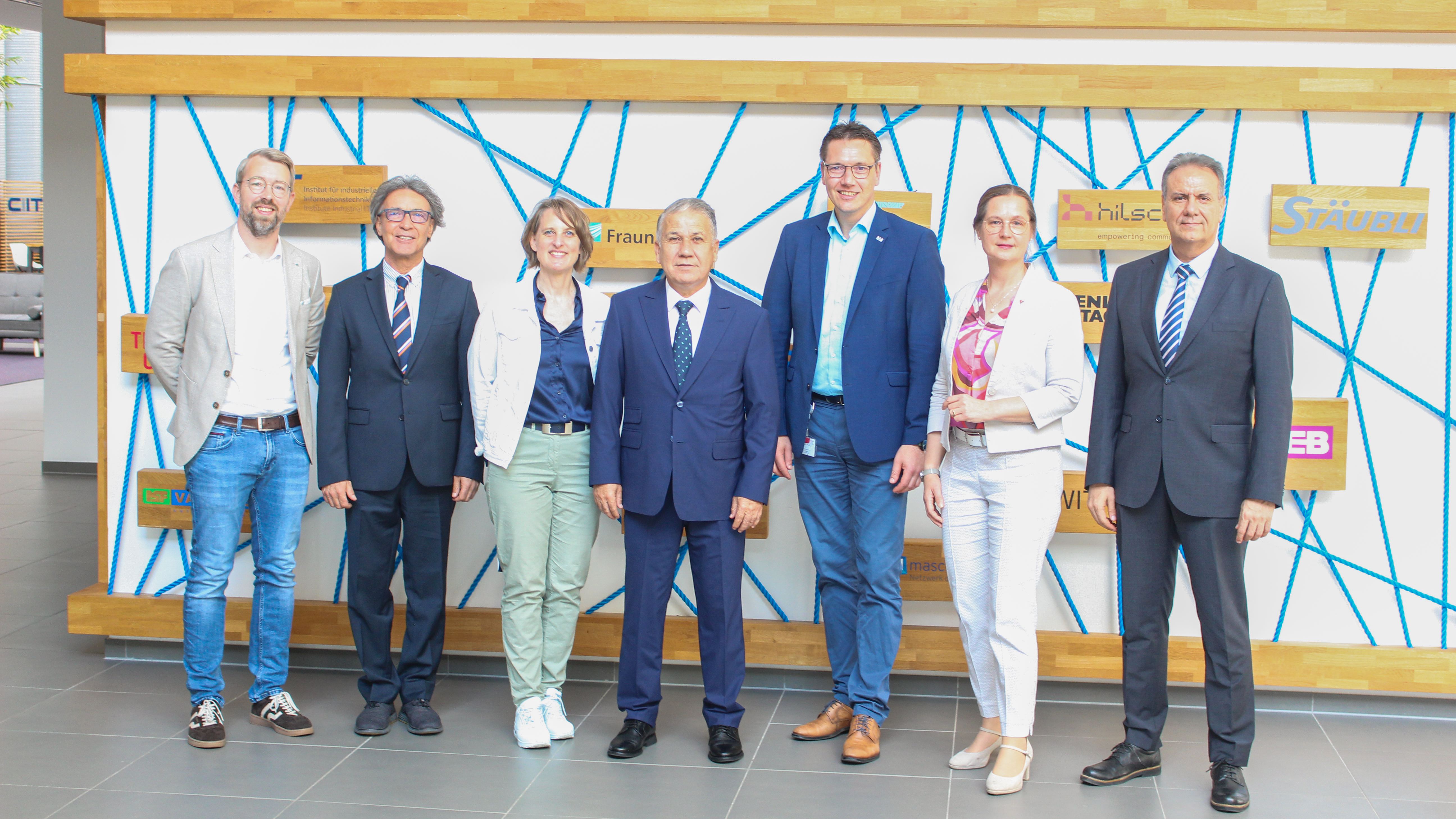 Florian Pethig, Prof. Dr. Ahmet Hakan Öztürk, Anja Moldehn, Prof. Dr. Erol Yasar, Prof. Dr. Henning Trsek, Prof. Dr. Yvonne-Christin Knepper-Bartel und Prof. Dr. Caner Özdemir stehen gemeinsam am Innovation Campus Lemgo.