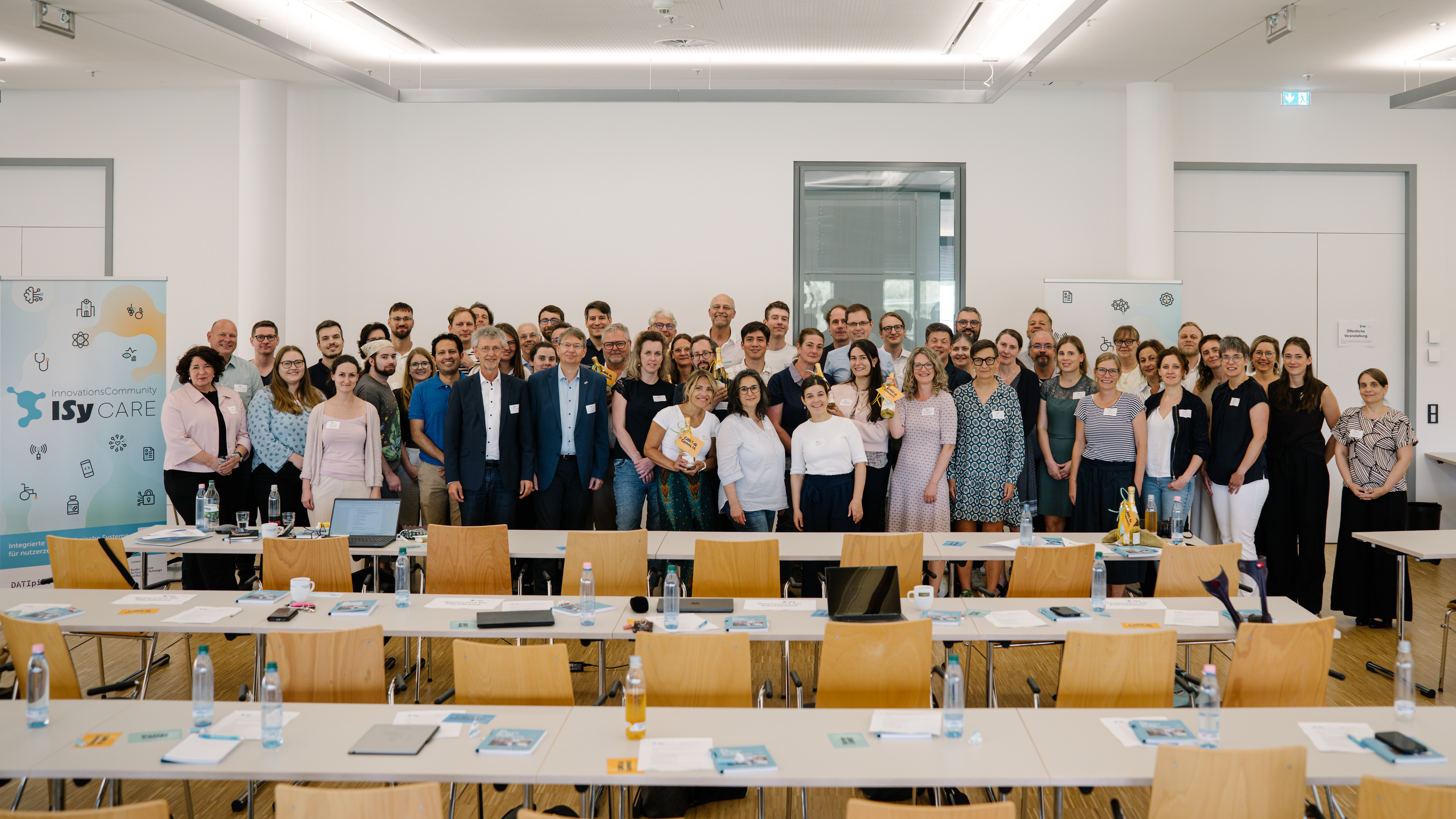Teilnehmende der zweiten ISyCARE-Vollversammlung 2026 bei der Connext Communication GmbH in Paderborn.