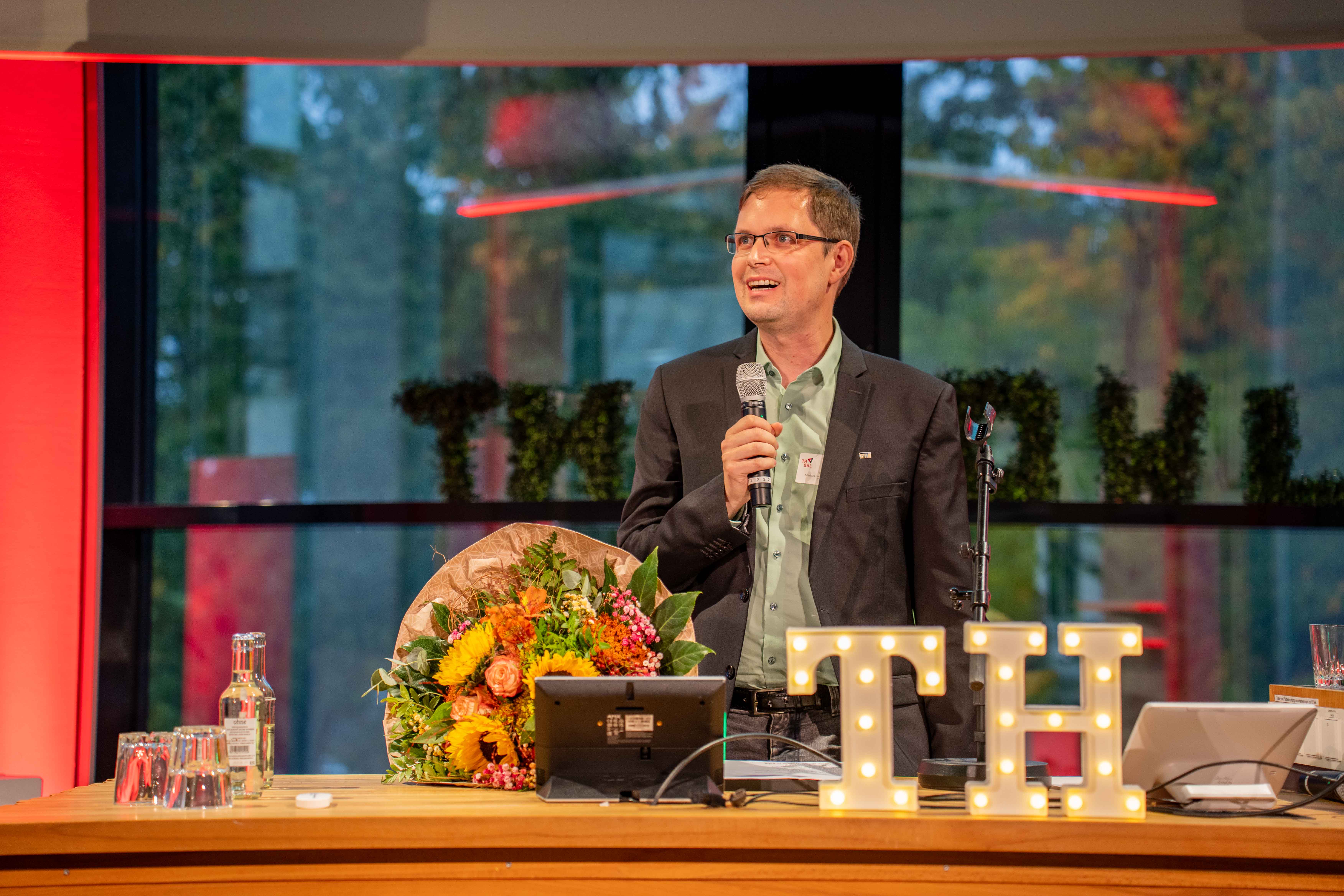Prof. Dr. Markus Lange-Hegermann hält eine Rede